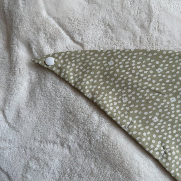 NWT Loic by Design Ditsy Daisy Floral Dog Bandana, Taupe + White, Size Medium - Picture 7 of 13